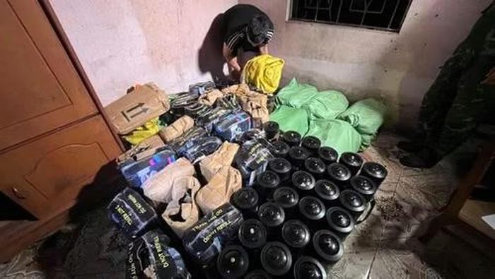 Tổng số tang vật thu giữ là 114 bình khí cười N20. Ảnh: Đồn Biên phòng Cửa khẩu Quốc tế Lào Cai.
