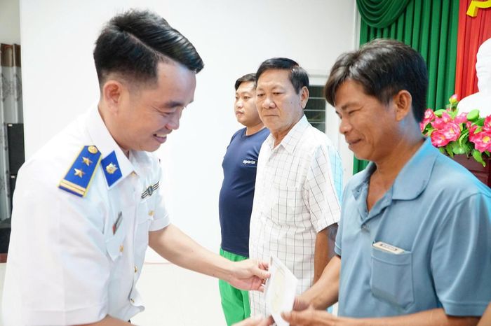 Đại diện Bộ Tư lệnh Vùng Cảnh sát biển 4 tặng quà cho gia đình ngư dân có hoàn cảnh khó khăn, gia đình chính sách xã đảo Tiên Hải, tỉnh An Giang. Ảnh: Thanh Nghị