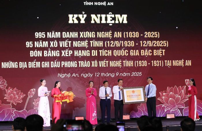 Lễ đón Bằng xếp hạng di tích quốc gia đặc biệt Những địa điểm ghi dấu phong trào Xô viết Nghệ Tĩnh tại Nghệ An. Ảnh: Tuyết Lan
