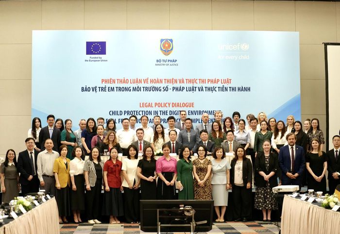 Các đại biểu chụp ảnh lưu niệm.