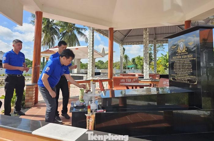 Thầy cô cùng các sinh viên viếng Anh hùng lực lượng vũ trang nhân dân, Đại tá phi công Nguyễn Văn Bảy (Đồng Tháp) tại khu mộ của ông ở xã Tân Dương, tỉnh Đồng Tháp.
