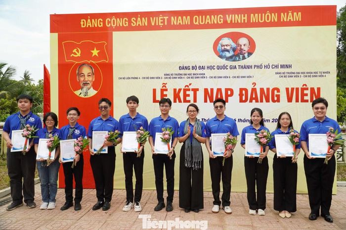 Lãnh đạo Đại học Quốc gia TP.HCM tặng hoa chúc mừng tân đảng viên.