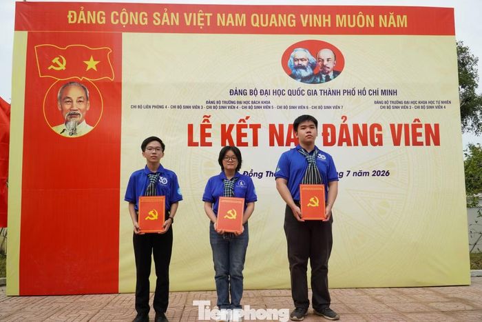 Tân đảng viên nghe dặn dò từ lãnh đạo Nhà trường.
