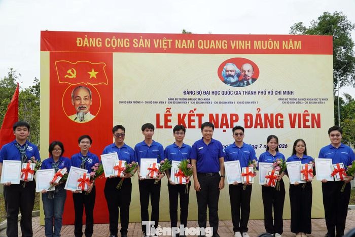 Lãnh đạo ĐH QG TP HCM, tỉnh Đồng Tháp tặng hoa, quà cho tân đảng viên.