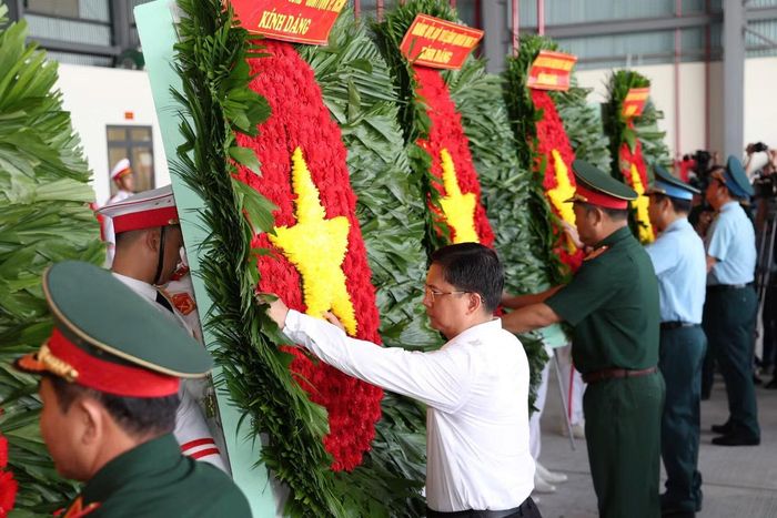Các đại biểu đã dâng hoa, thành kính tri ân các Anh hùng liệt sĩ đã hy sinh vì sự nghiệp đấu tranh, giải phóng dân tộc.