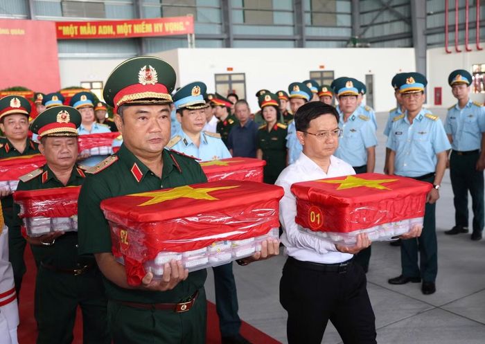 Trung tướng Lê Xuân Thế cùng Phó Chủ tịch UBND TPHCM Nguyễn Mạnh Cường đưa các mẫu sinh phẩm lên máy bay CASA-295.