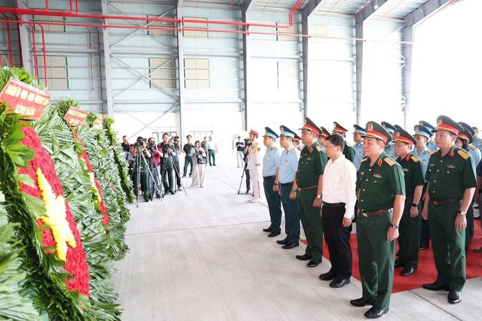Lãnh đạo Quân khu 7, Quân chủng Phòng không - Không quân, TPHCM thành kính dâng hoa, dâng hương tri ân các Anh hùng liệt sĩ.