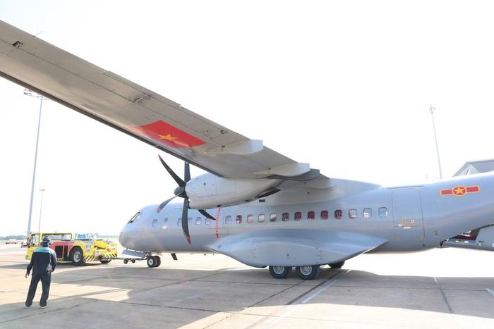 Đến 7h55, công tác vận chuyển 7.104 mẫu sinh phẩm hài cốt liệt sĩ lên máy bay đã hoàn tất, sau đó máy bay di chuyển ra đường băng để khởi hành đi Sân bay quân sự Gia Lâm, Hà Nội.