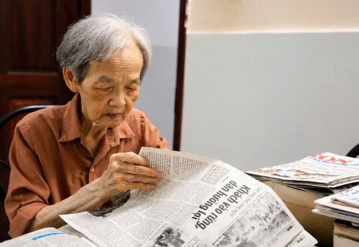 Bà Lê Nguyễn Hồng Minh, con gái liệt sĩ Nguyễn Thị Minh Khai, nhiều năm đau đáu tìm nơi an nghỉ của mẹ. (Ảnh: Nguyễn Tiến)