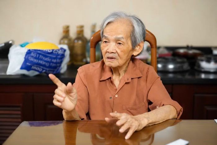Bà Lê Nguyễn Hồng Minh mong có một nơi được xác nhận để gia đình thắp nén hương tưởng nhớ mẹ. (Ảnh: Nguyễn Tiến)