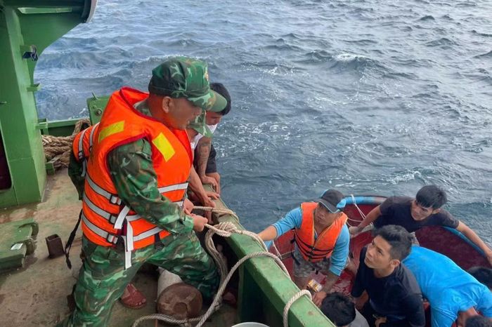 Cán bộ, chiến sĩ Đồn Biên phòng Cát Khánh kịp thời đưa các ngư dân gặp nạn lên tàu an toàn.