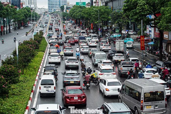 Gần 10h, đường Trần Duy Hưng vẫn ken đặc phương tiện, dòng xe di chuyển chậm dưới trời mưa.