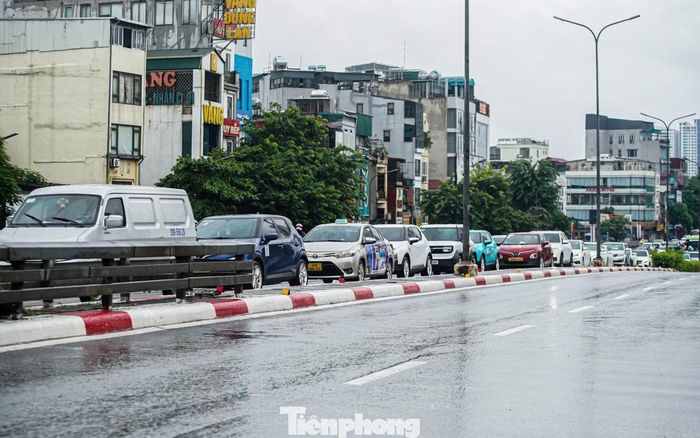Đến 10h, mật độ giao thông vẫn ở mức cao, xe máy, ô tô chỉ có thể nhích từng bước trên cầu vượt Ngã Tư Sở.
