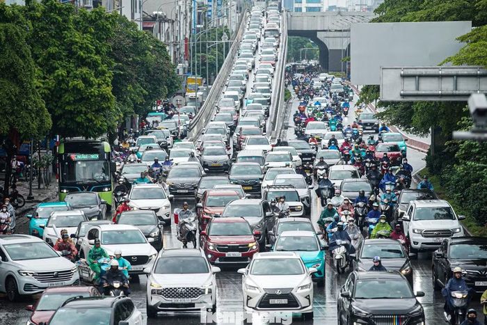 Ô tô "chôn chân" tại lối xuống đường Vành đai 2 xuống Ngã Tư Sở.