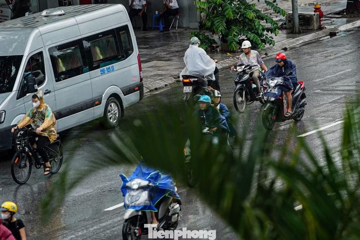 Nhiều phương tiện bất chấp nguy hiểm, đi ngược chiều.