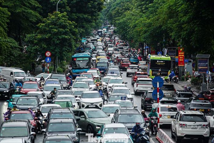 Tuyến đường Thái Hà - Huỳnh Thúc Kháng, Lê Văn Lương ken đặc các phương tiện cả hai chiều thời điểm hơn 9h sáng.