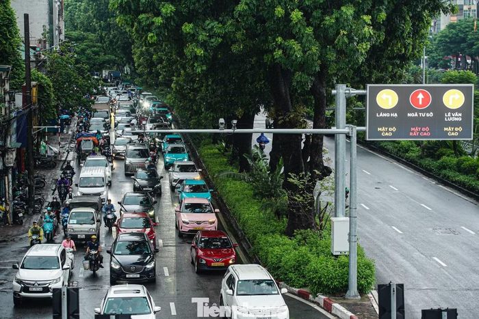 Bảng điện tử giao thông liên tục hiển thị các tuyến đường trong tình trạng “màu đỏ, màu vàng”. Mưa lớn khiến nhiều thời điểm trời tối sầm, tầm nhìn hạn chế, các phương tiện phải bật đèn giữa ban ngày để di chuyển.