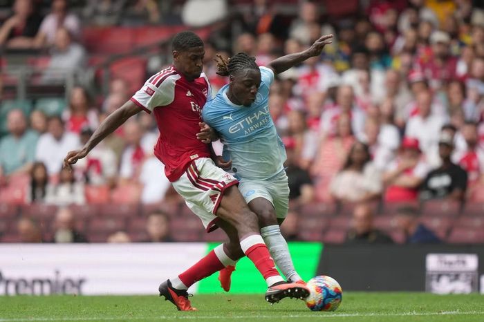 Hàng thủ của Arsenal (áo đỏ) sẽ là bức tường rất khó vượt qua với các tiền đạo Coventry.