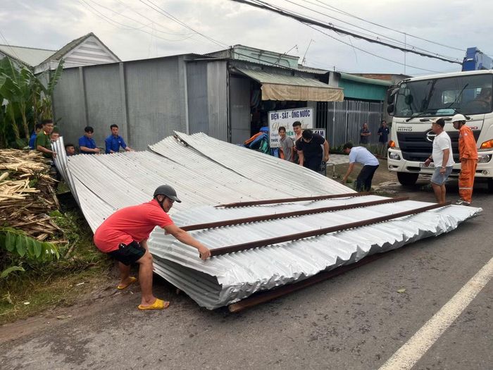 Chính quyền địa phương phối hợp các lực lượng hỗ trợ người dân khắc phục thiệt hại do mưa dông gây ra.