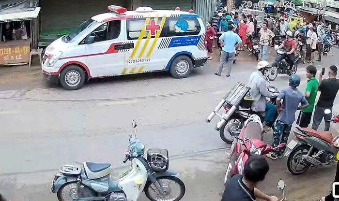 Người dân đưa nạn nhân đi cấp cứu sau khi căn nhà bị sập, nhưng nạn nhân đã tử vong do bị thương nặng.