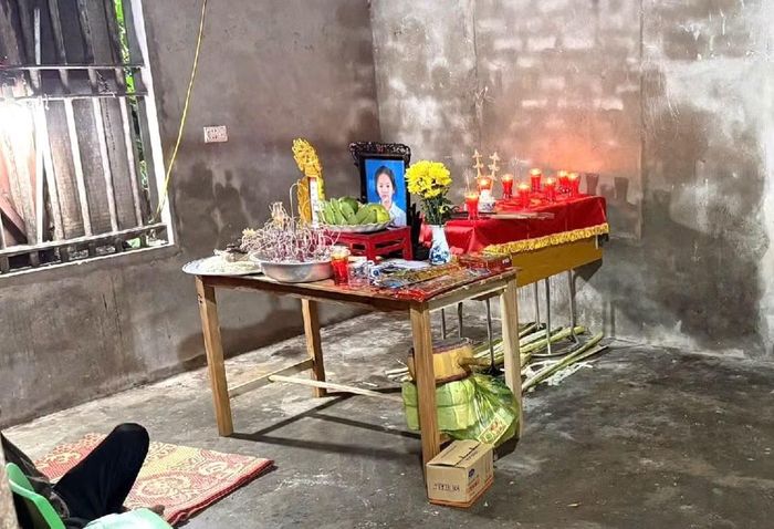 Người thân làm thủ tục mai táng cho cháu bé.