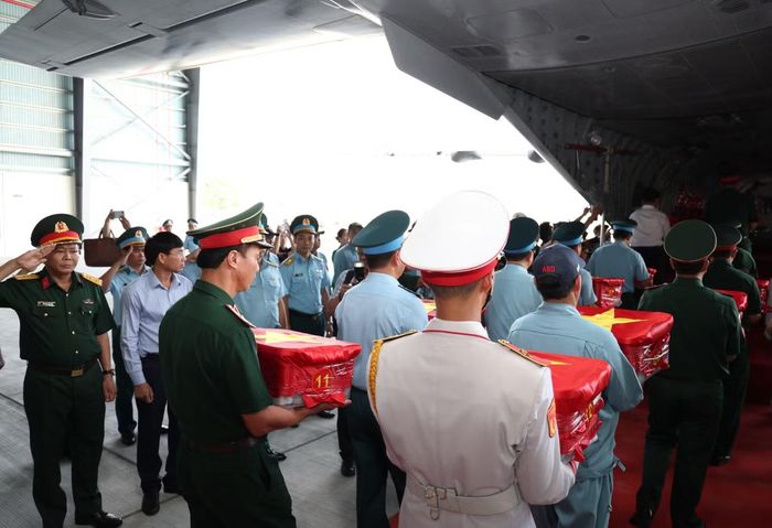 Các đơn vị đã hoàn tất nhiệm vụ đưa 7.104 mẫu sinh phẩm hài cốt liệt sĩ từ Sân bay Tân Sơn Nhất (TPHCM) đến Sân bay Quân sự Gia Lâm (thủ đô Hà Nội) sáng 21/8.