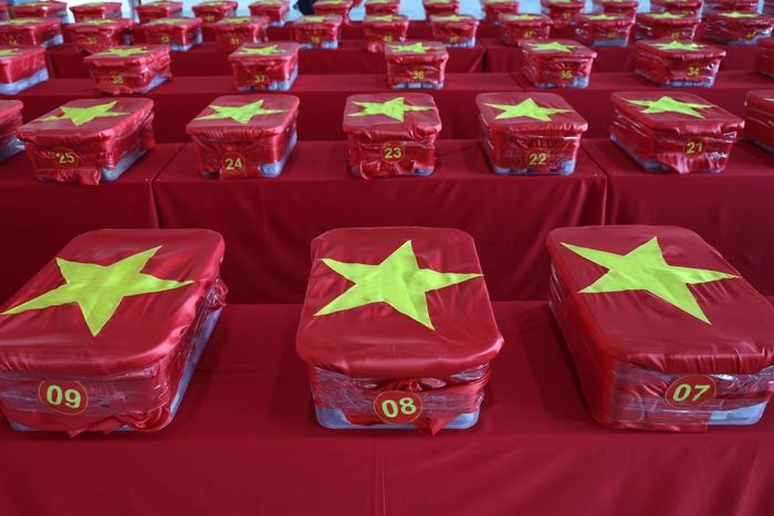 7.104 mẫu sinh phẩm hài cốt liệt sĩ được các đơn vị chuyển đến Ga quân sự, Sân bay quốc tế Tân Sơn Nhất.