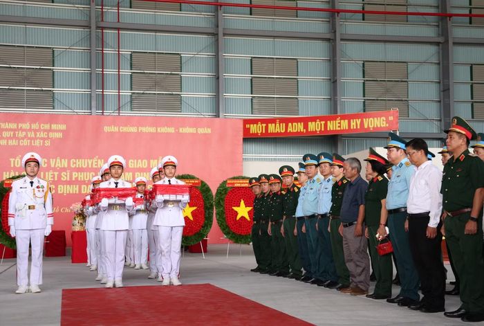Phó Chủ tịch UBND TPHCM Nguyễn Mạnh Cường cùng đại diện các đơn vị Quân đội đưa các mẫu sinh phẩm hài cốt liệt sĩ lên máy bay.