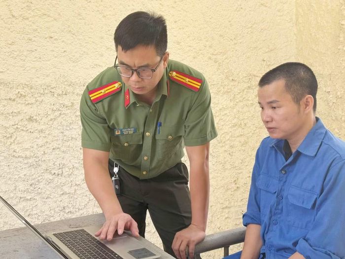 Cơ quan An ninh điều tra Công an tỉnh làm việc với đối tượng Nguyễn Văn Quỳnh. Ảnh: Công an tỉnh Bắc Ninh.