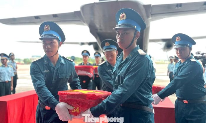 Mẫu sinh phẩm hài cốt liệt sĩ được chuyển từ máy bay xuống.
