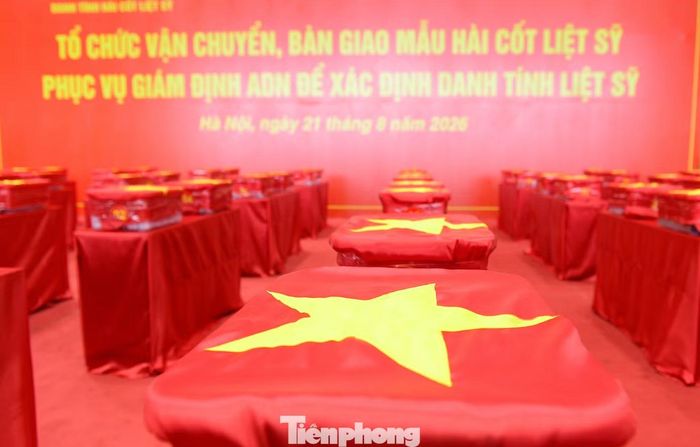 Mẫu sinh phẩm hài cốt liệt sĩ được đựng trong hộp và phủ Quốc kỳ. (Ảnh: Xuân Tùng)