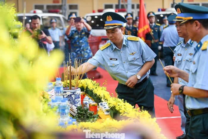 Các đại biểu, cán bộ, chiến sĩ dành phút mặc niệm, dâng hương, dâng hoa. (Ảnh: Dương Triều)