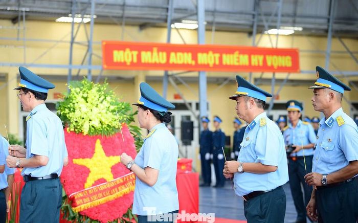 Tất cả cùng mang theo niềm tin "mỗi mẫu ADN là một niềm hy vọng". (Ảnh: Xuân Tùng)