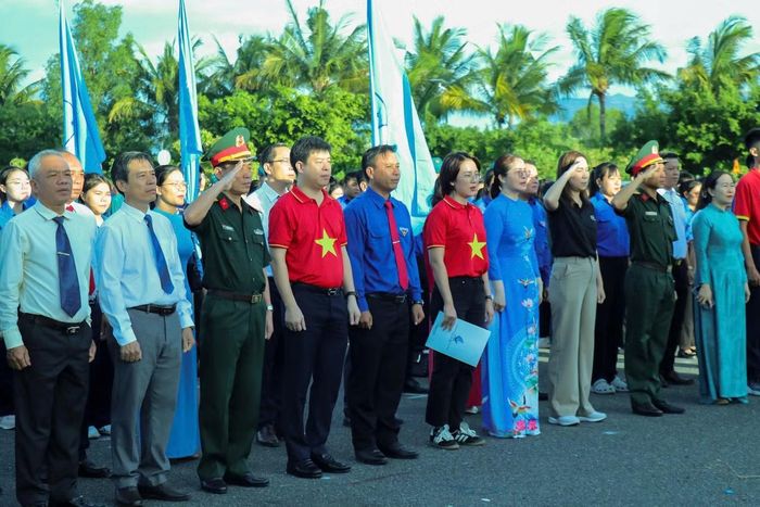 Các đại biểu dành phút mặc niệm tưởng nhớ các anh hùng liệt sĩ.