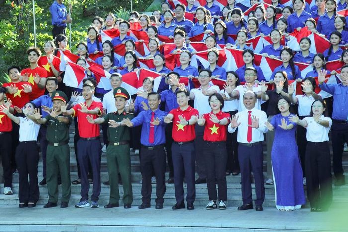 Các đại biểu và đoàn viên thanh niên chụp ảnh lưu niệm tại Khu tưởng niệm Chiến sĩ Gạc Ma.