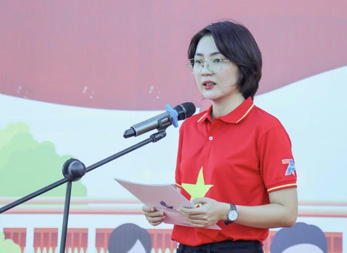 Chị Tô Thị Tuyết Ngân - Phó Bí thư Tỉnh Đoàn, Chủ tịch Hội LHTN Việt Nam tỉnh Khánh Hòa, phát biểu tại chương trình.