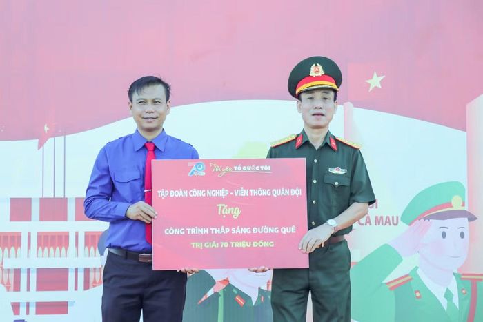 Tỉnh Đoàn Khánh Hòa tiếp nhận bảng biểu trưng công trình “Thắp sáng đường quê”.