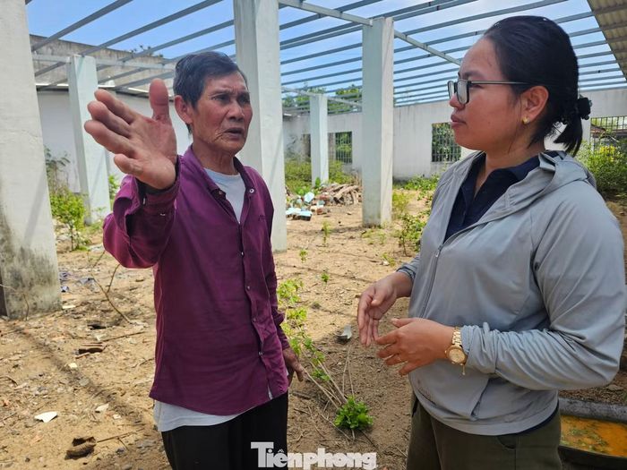 Ông Ấn (bìa trái) chia sẻ về khu đất nhiều năm chưa làm được sổ đỏ.