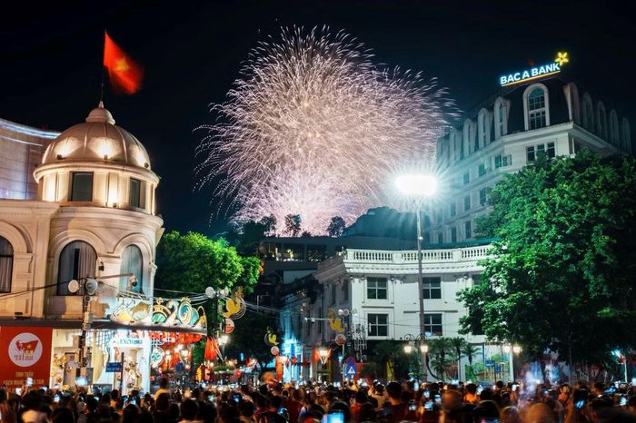 Bắn pháo hoa tại hồ Hoàn Kiếm, Hà Nội. Ảnh minh họa