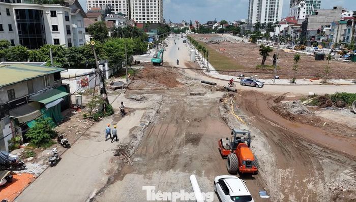 Báo cáo của Sở Xây dựng Hà Nội cho biết, dự án xây dựng tuyến đường Đặng Thai Mai - giai đoạn I đã hoàn thành công tác giải phóng mặt bằng và đang được đẩy nhanh tiến độ thi công, phấn đấu hoàn thiện toàn bộ trong tháng 9/2026. Tổng diện tích giải phóng mặt bằng là 48.338,6m², liên quan 184 hộ gia đình, tổ chức.