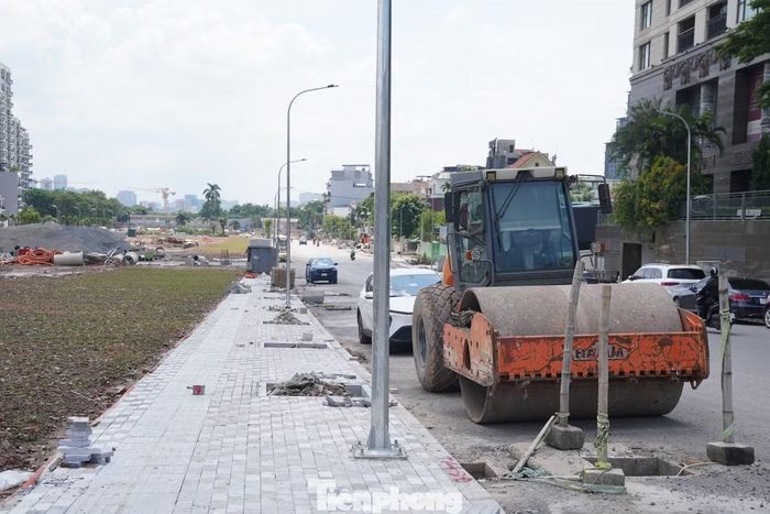 Các nhà thầu đang tập trung thi công vỉa hè, đấu nối giao thông, hoàn thiện hạ tầng kỹ thuật. Theo kế hoạch, toàn tuyến được chỉnh trang trong tháng Tám và hoàn thiện cây xanh, cảnh quan trong tháng Chín, hướng tới chào mừng kỷ niệm Ngày Giải phóng Thủ đô. Để đẩy nhanh tiến độ, Sở Xây dựng đề nghị UBND phường Tây Hồ chỉ đạo các nhà thầu khẩn trương thu dọn vật liệu, phế thải, tăng cường bảo đảm an toàn giao thông, vệ sinh môi trường, tổ chức thi công "cuốn chiếu" và huy động đầy đủ nhân lực, thiết bị khi có mặt bằng nhằm bảo đảm hoàn thành dự án đúng kế hoạch trong tháng 9/2026.