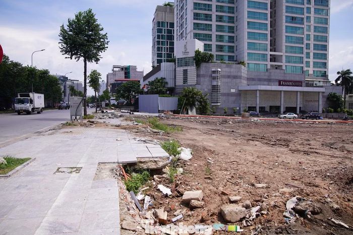 Ghi nhận của PV cho thấy, một số đoạn vỉa hè chưa hoàn thiện, mặt đường vẫn còn một số hố ga hở.