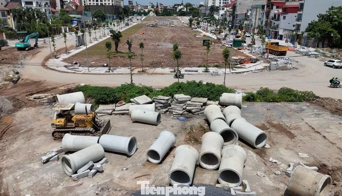 Dự án xây dựng tuyến đường Đặng Thai Mai giai đoạn I được phê duyệt ngày 26/8/2024, thực hiện theo định hướng Quy hoạch chung Thủ đô Hà Nội đã được Thủ tướng Chính phủ phê duyệt tại Quyết định số 1668/QĐ-TTg ngày 27/12/2024. Công trình có tổng mức đầu tư là 552,697 tỷ đồng. (Ảnh tuyến đường nhìn từ hướng hồ Tây)
