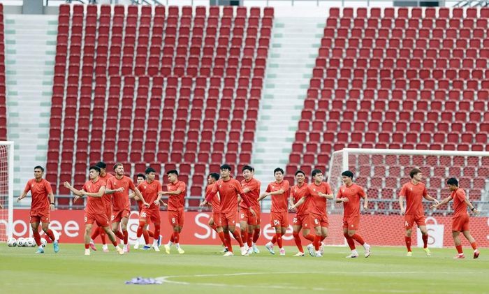Đây là buổi tập duy nhất của đội sau khi đến Thái Lan để chuẩn bị cho trận chung kết ASEAN Cup 2026. HLV Kim Sang-sik cho các cầu thủ vận động nhẹ nhằm hồi phục sức khoẻ, duy trì cảm giác bóng.
