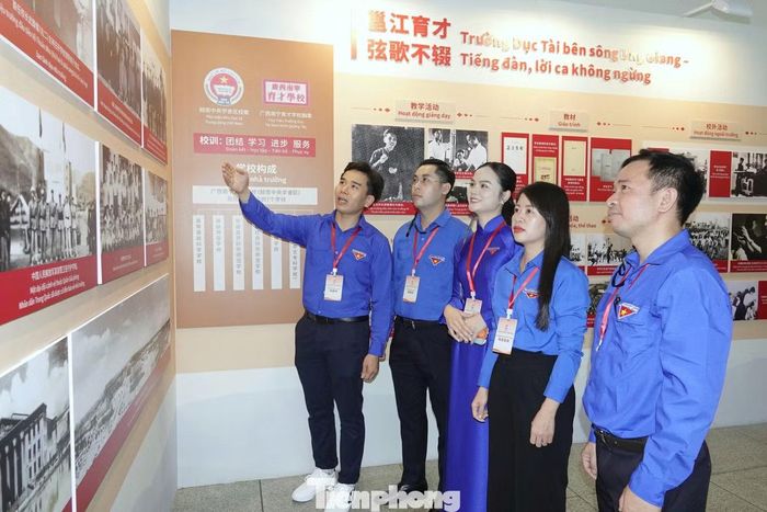 Đoàn đại biểu thanh niên Việt Nam thăm Khu Di tích Trường Dục Tài Nam Ninh trong khuôn viên Đại học Quảng Tây - nơi gắn với dấu ấn của Chủ tịch Hồ Chí Minh trong việc xây dựng cơ sở đào tạo cán bộ cách mạng Việt Nam tại Quảng Tây, ngày 21/8.