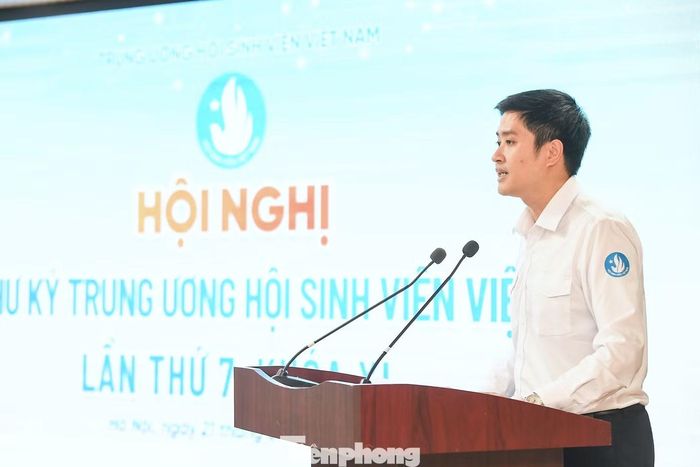 Anh Lâm Tùng - Ủy viên Ban Chấp hành T.Ư Đoàn, Phó Chủ tịch thường trực Hội SVVN - phát biểu tại hội nghị. Ảnh: Dương Triều