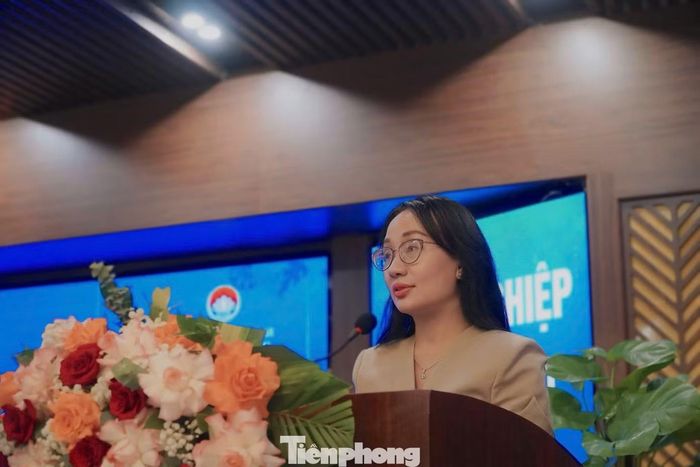 Bà Đỗ Việt Hồng, Giám đốc Trung tâm Khuyến công và Xúc tiến thương mại thành phố Đà Nẵng chia sẻ tại hội nghị.