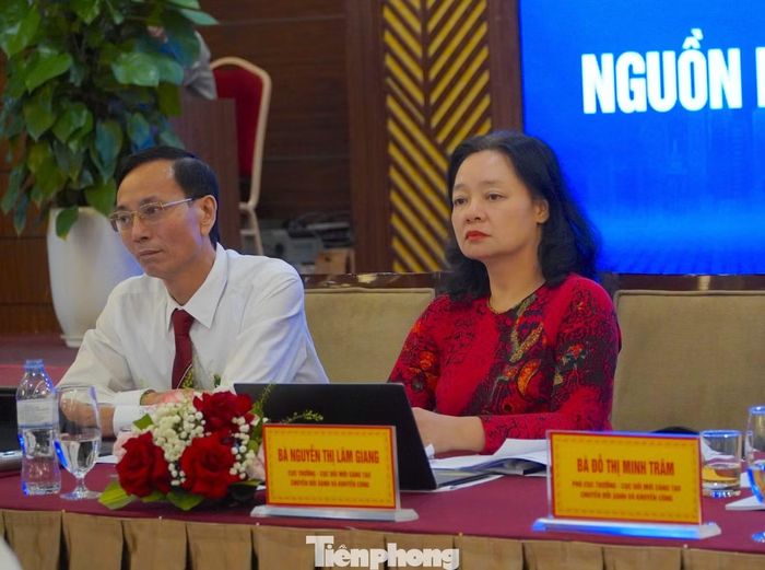 Đại biểu chủ trì hội nghị.