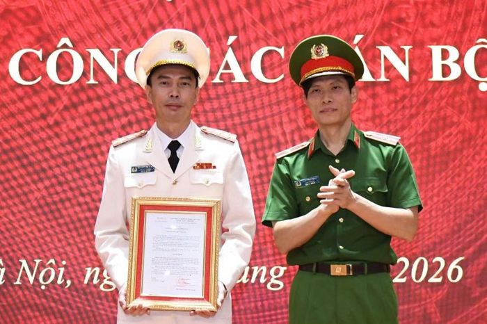 Thừa ủy quyền của Đảng ủy Công an Trung ương, lãnh đạo Bộ Công an, Thiếu tướng Ngô Thanh Bình, Cục trưởng Cục Cảnh sát điều tra tội phạm về ma túy đã trao Quyết định của Bộ trưởng Bộ Công an cho Đại tá Trương Văn Hồng.