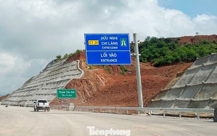 Việc mái taluy bị sạt lở, tràn đất đá xuống đường cao tốc đã xây dựng xong đang làm ảnh hưởng đến tiến độ thông xe đoạn từ trung tâm Lạng Sơn đi Chi Lăng dự kiến trong tháng 9/2026.